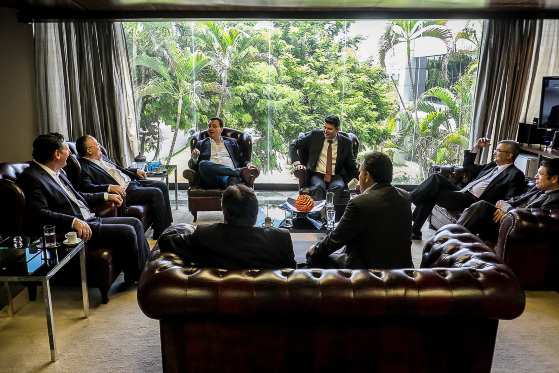Taques recebeu a comitiva de Kassab, em reunião na manhã desta quinta-feira.