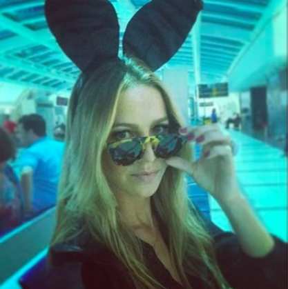 Luana Piovani posou de coelhinha da Playboy no aeroporto (Foto: Reprodução/Instagram).