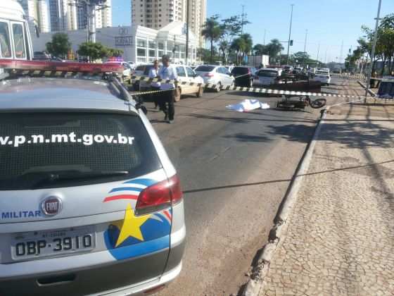 Três viaturas da Polícia Militar atendem à ocorrência, assim como o Instituto Médico Legal (IML).