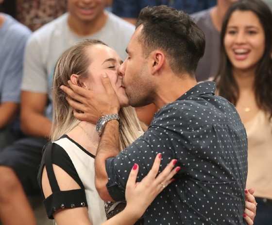 Rodrigo Sant'anna mostra como é um beijo técnico em gravação 