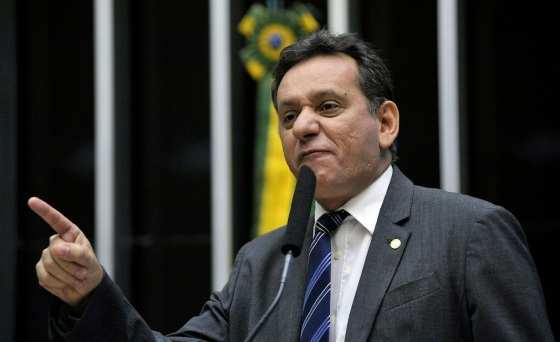 Segundo Leitão, a indústria, que poderia empregar mais neste momento de desemprego em massa, será ainda mais afetada com a cobrança de impostos.