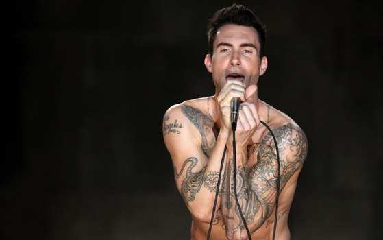 Adam Levine exibe nova tatuagem que demorou seis meses para ficar pronta.