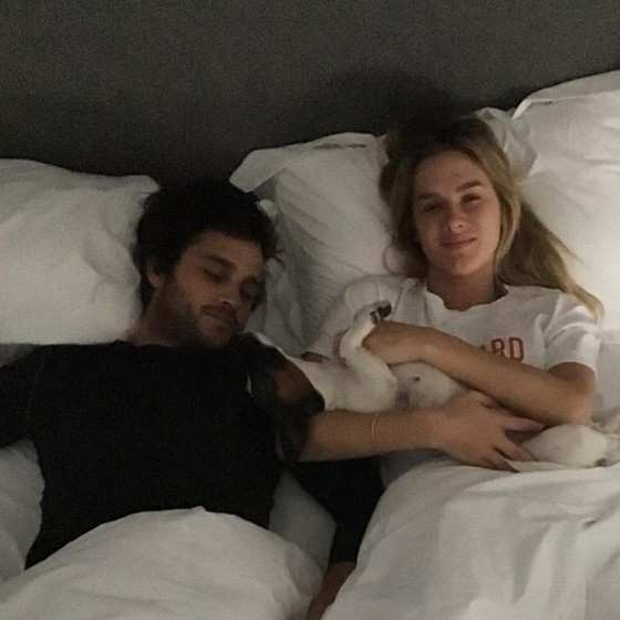 Fiorella Mattheis aparece sem make e com cara de sono em foto do irmão