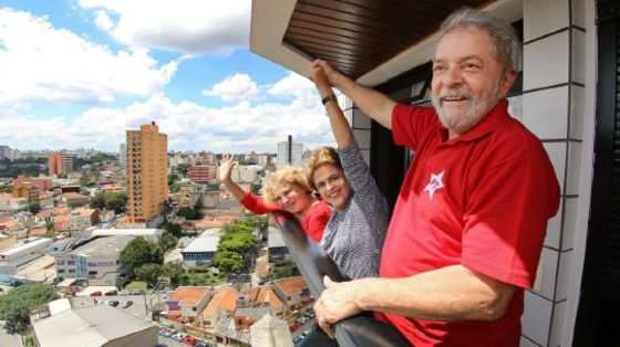 Lula e Mariza (foto) na sacada do apto onde moram em São Bernardo