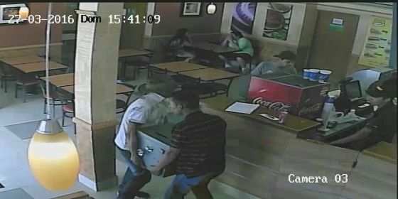 Os bandidos carregaram o cofre com o montante das vendas de sábado a noite e do dia de domingo
