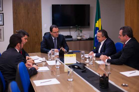 Os valores a serem recebidos pelo pagamento do FEX ajudarão a manter os principais compromissos do Estado em dia, preocupação crescente do Governo diante da crise econômica que atinge todo o país.