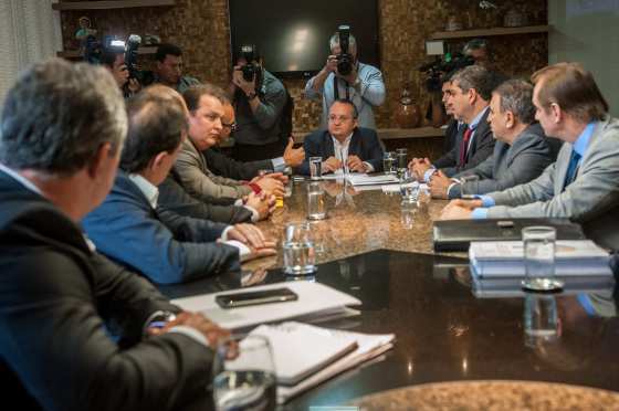 Em reunião, o governador apresentou detalhes da proposta aos deputados aliados.