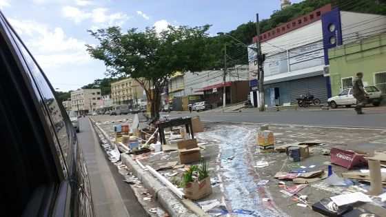 O lixo espalhado pelo canteiro central da Prainha, é tratado pelo morador de rua como uma intervenção artística. 