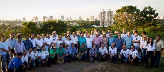 Comitiva com cerca de 200 pessoas posa para foto antes da partida