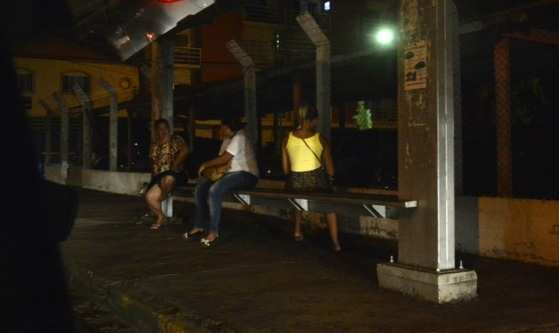 A lei prevê que em áreas de risco, os ônibus parem fora do ponto para salvaguardar as mulheres.