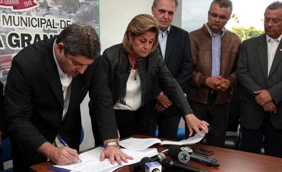 Governador em exercício, Maluf cumpre promessa e assina convênio para duplicar avenida de VG