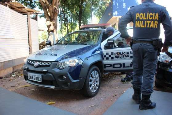 A Polícia Militar fez buscas na região, mas nenhum dos criminosos foi localizado.