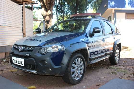 Bandidos foram surpreendidos por PM, mas conseguiram fugir. 