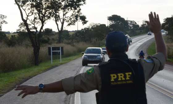 PRF aumenta fiscalização e policiamento nas rodovias durante feriado