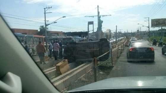 Carro capotado sobre os trilhos do VLT.