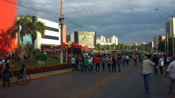 Do início ao final da tarde, mais de mil servidores saíram da praça das Bandeiras, na avenida do CPA, passaram pela frente do gabinete do governador e seguiram para a Assembleia Legislativa.