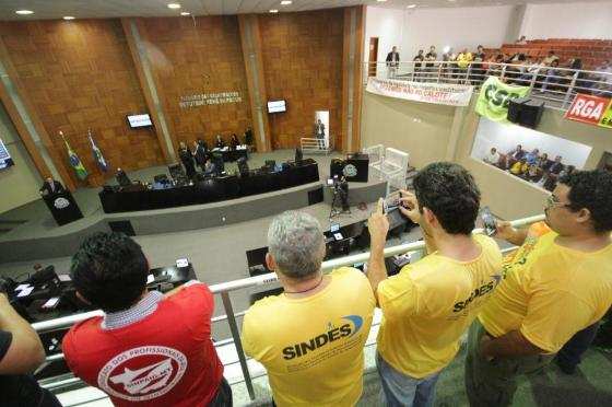 Servidores protestaram na Assembleia e pediram apoio dos deputados