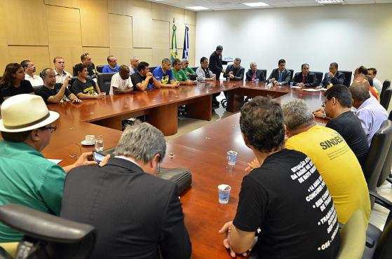 Doze deputados formaram uma comissão que intermediará negociação do RGA entre governo e servidores. 