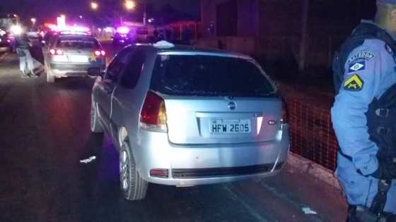 Carro foi atingido por vários tiros. 