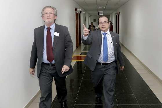 José Arimateia e Leonardo Campos percorreram os gabinetes da ALMT nesta segunda.