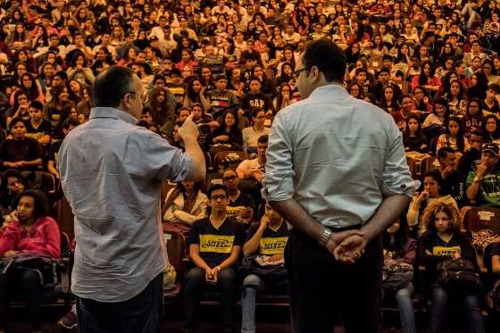 Determinação do governador se dá após protestos estudantis.