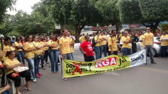 Grevistas fazem protesto em frente à Seges.