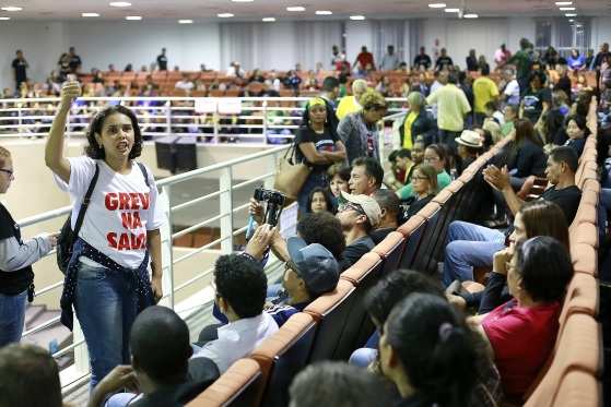 Os grevistas mantém manifestação nas galerias do plenário da Assembleia. 