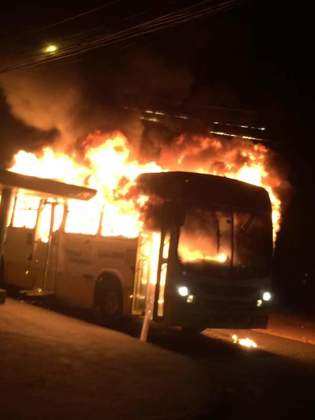 Bandidos colocam fogo em pelo menos 4 ônibus em Cuiabá