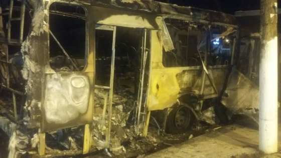 Entre a noite de sexta-feira (10) e a manhã de sábado (11), cinco ônibus foram alvo de atentados