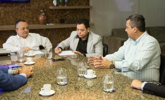 Governador Pedro Taques reuniu secretários e deputados da base governista em almoço no Paiaguás.