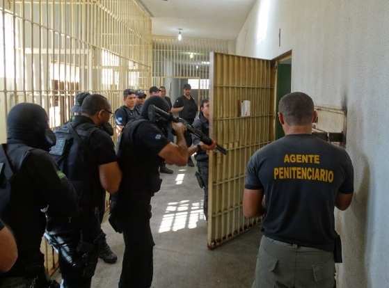 Onze presos saíram feridos do motim.