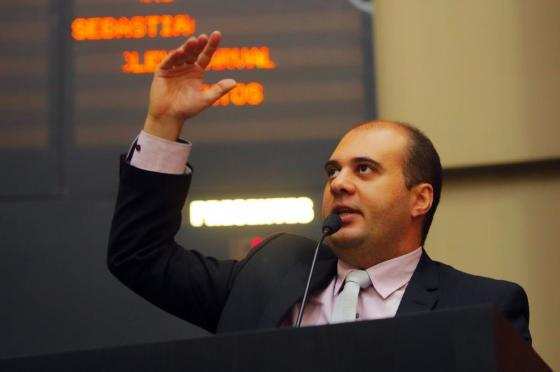 Leonardo Albuquerque assume a vaga de Dilmar Dal Bosco e é o novo líder de Taques na Assembleia.