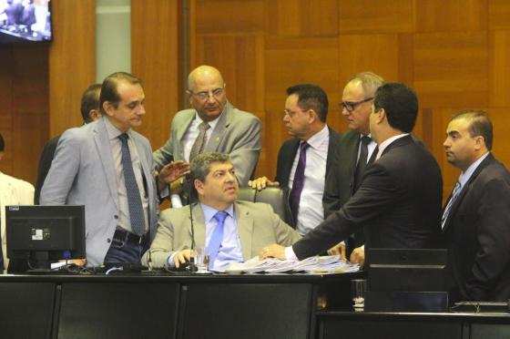 Deputado Guilherme Maluf em conversa com deputados durante a votação da RGA na quarta-feira 