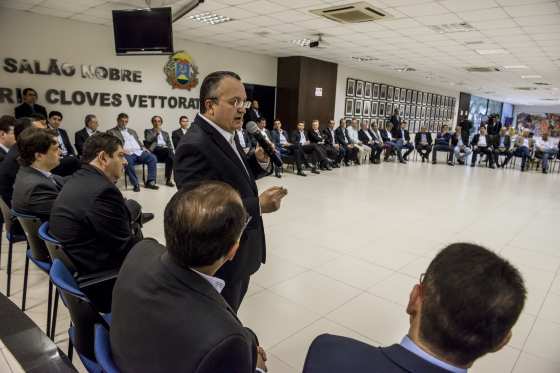 Taques insiste que LRF impede reajuste salarial dos servidores
