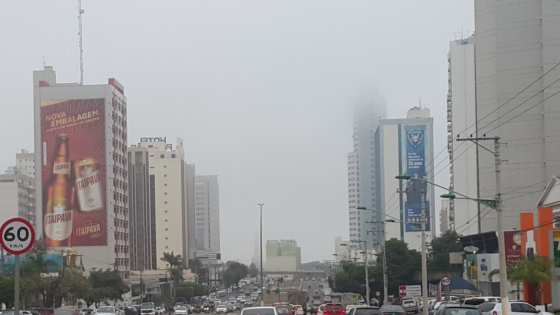 Densa camada de neblina cobriu a cidade na manhã desta terça
