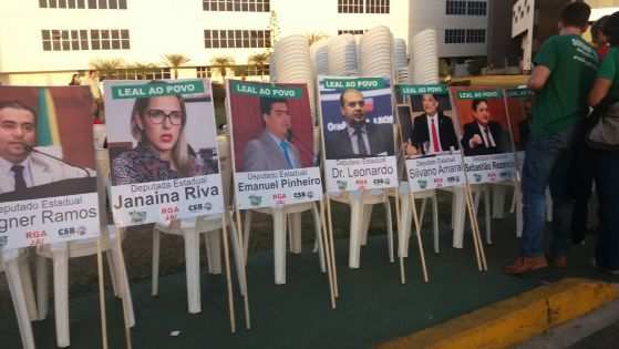 Deputados que votaram contra a proposta do governo são identificados como leais.