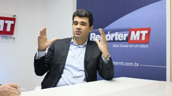 Marcelo Duarte em conversa no estúdio do RepórterMT