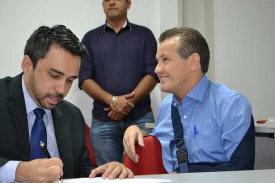 Silval Barbosa apareceu com o braço enfaixado por conta de um acidente no Centro de Custódia.