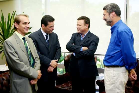 Deputado Wilson Santos, governador de Goiás Marconi Perilo e o ministro da Agricultura, Blairo Maggi, com Dante, no Palácio Paiaguás