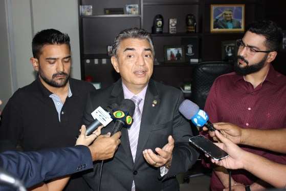 Deputado concedeu coletiva ao lado dos filhos nesta quarta-feira
