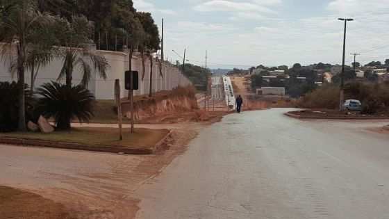A ocupação da área pela Associação Mato-grossense do Ministério Público (AMMP) impede a duplicação da MT-251, chamada de Rodovia Emanuel Pinheiro, que liga Cuiabá a Chapada dos Guimarães (64 km da Capital).