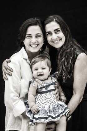 Carol Machado e Kika Motta com a filha Tereza no colo 