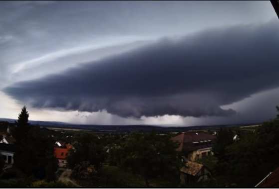 Previsão aponta risco de tempestade em todo o estado.