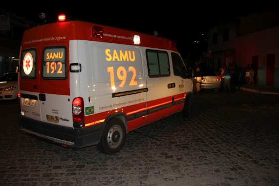 Socorristas do Samu levaram o homem com perfurações graves para o hospital.