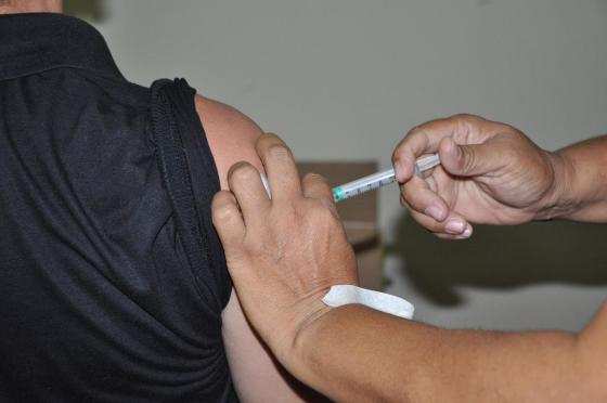 As duas formas de prevenir a doença são por meio de vacinação e uso contínuo do repelente.
