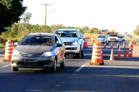 Os multados foram flagrados em seis rodovias estaduais com os faróis dos carros apagados durante o dia.