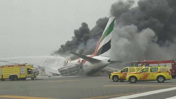 O avião da Emirates pegou fogo e fez um pouso de emergência 
