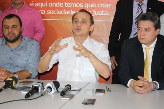 Reunião tenta reverter a situação e liberar uso do nome do prefeito pelo tucano.