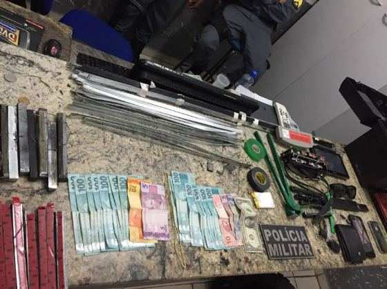 Os criminosos estavam com 2 chupa-cabras e material para clonagem de cartões.
