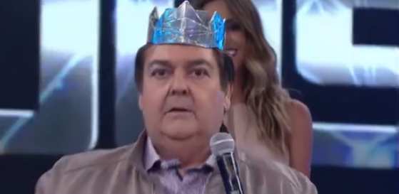 Faustão arranca coroa do cantor vencedor do 